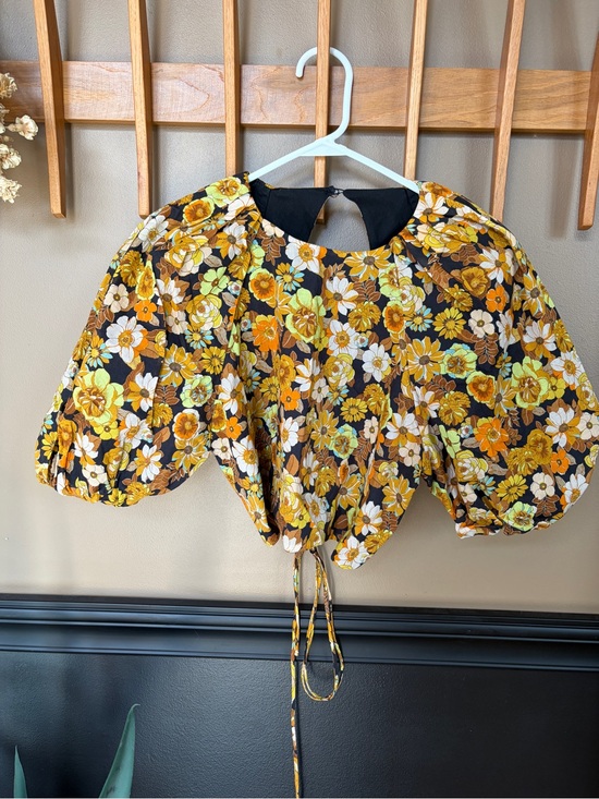 Tops - Top Shop Floral Puff Sleeve Crop Top in Yellow and Black Size 8